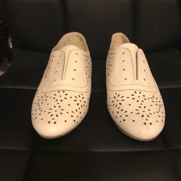 Crown Vintage Floral Cutout Leather Oxford - Picture 4 of 8